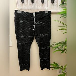 Nike Women’s DRI-FIT White on Black Linear Pattern Capris Leggings, Size MED